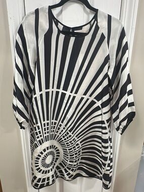 BB Dakota NWT 100% silk Black & White Spiral-Print pit to pit 16 (mix 36)